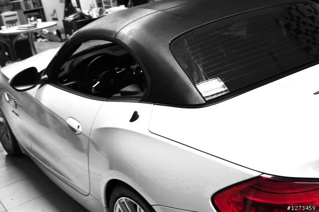–黑頂面貌– BMW E89 Z4 35i 頂蓬貼膜 施工側拍